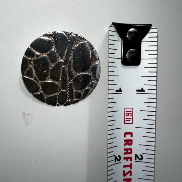 Sterling Silver circle necklace pendant with etched design - Picture 2 of 4